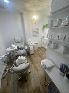 Footnanny Foot Spa, located in a discreet area inside the Rodeo Collection, is modern with clean lines and great energy.