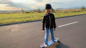 teenagers riding electric skateboard possway v4 pro